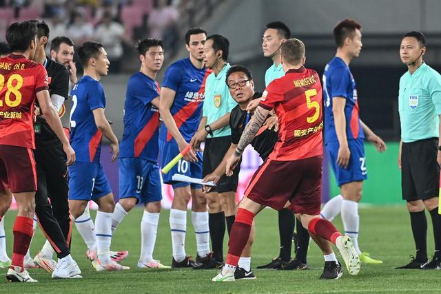 喜悦满满！中国女排以3-0击败日本夺得金牌，一位选手领奖时裤子穿反引发热议